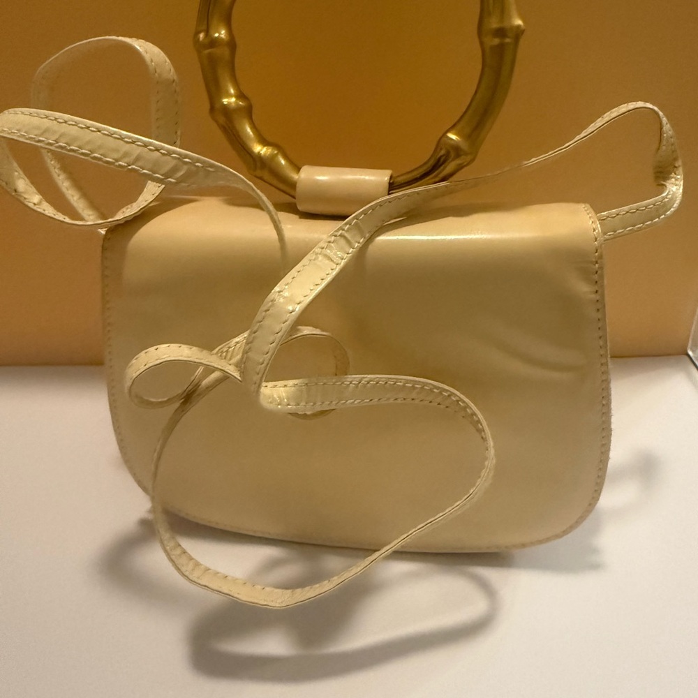 Gucci Cream Shoulder Bag with Gold Bamboo Handle - Picture 2 of 6
